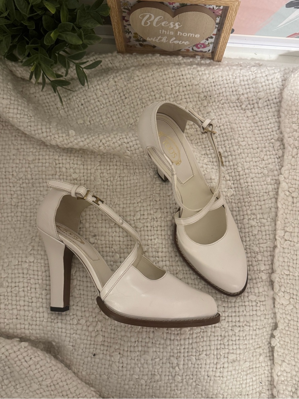 Tod’s VINTAGE Cream Cross-Strap High Heel Pumps